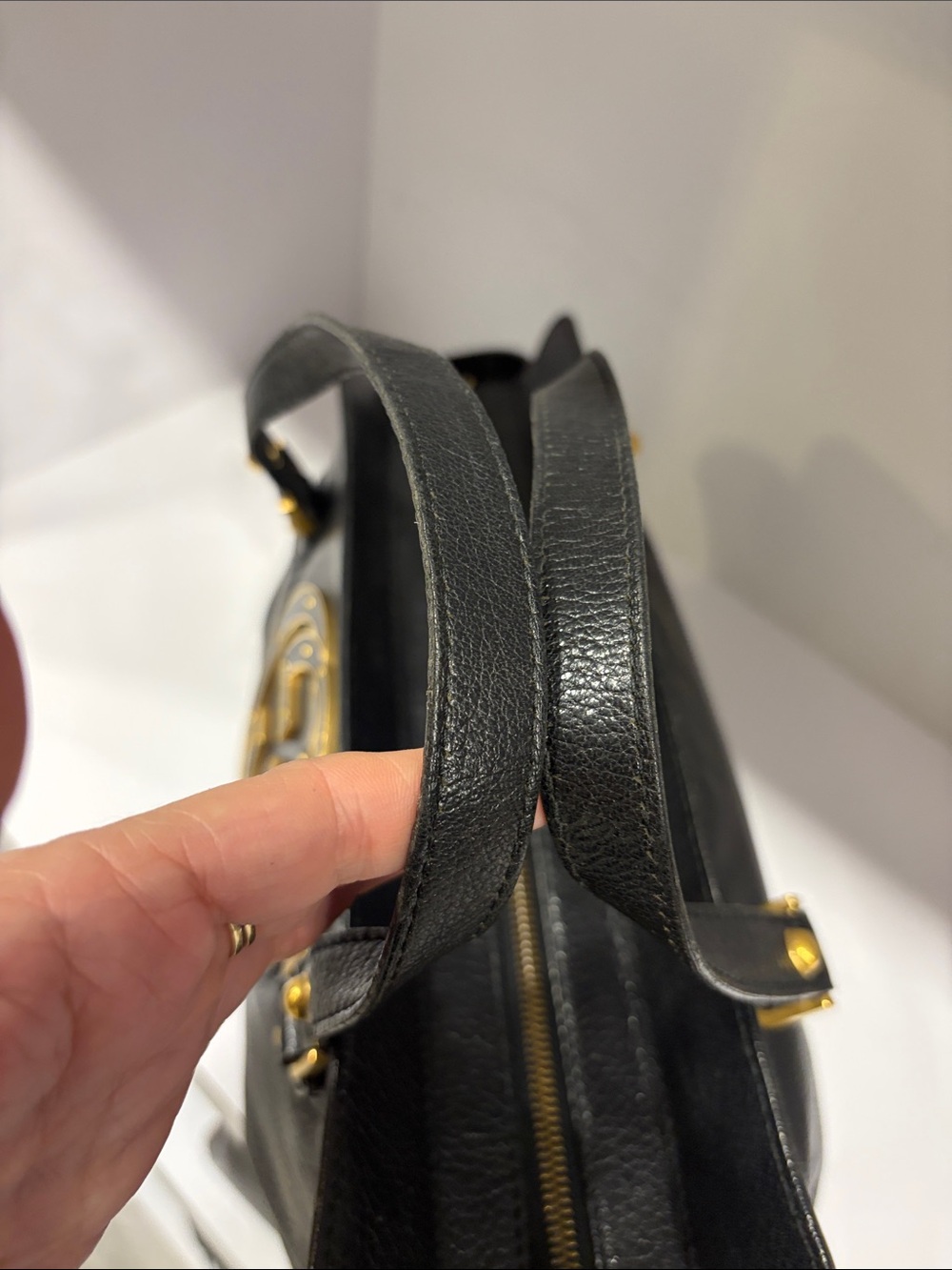 Gucci Black Leather Shoulder Bag with Gold GG Emblem - Picture 2 of 12